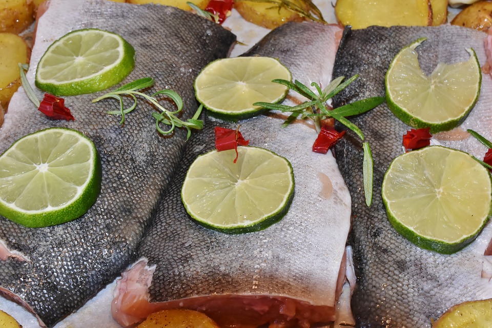 recepty z ryb, pečený pstruh na citronové trávě s limetkou